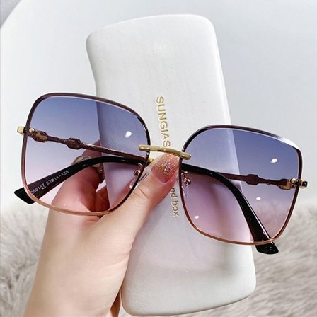 Mordely Överdimensionerade fyrkantiga solglasögon i metall utomhus