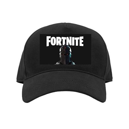 Kasket Mørk ridderfigur i rustning med krydsede arme, dramatisk spil-inspireret karakter i regn og dystert, kraftfuld atmosfære.