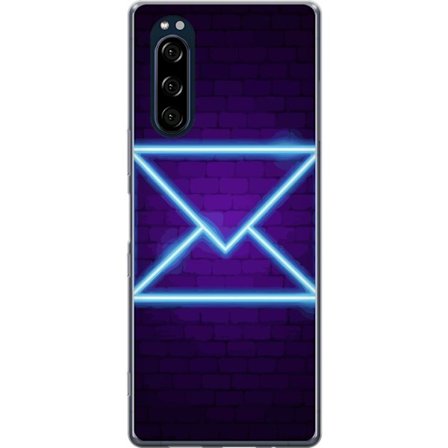 Yhteensopiva Puhelinkuori Sony Sony Xperia 5 Neonilta illuustraatio kirjekuoresta sinisessä valossa lila tiiliseinää vasten, nykyaikainen symboli v