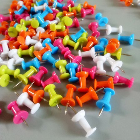 Sæt med 200 tegnestifter 8mm Stålspids Assorterede farver