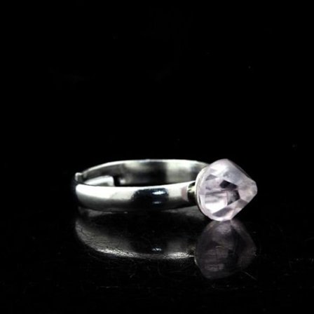 Stenar och mineraler. Silverpläterad Kunzite ring. 8,64 cent. Justerbar storlek.