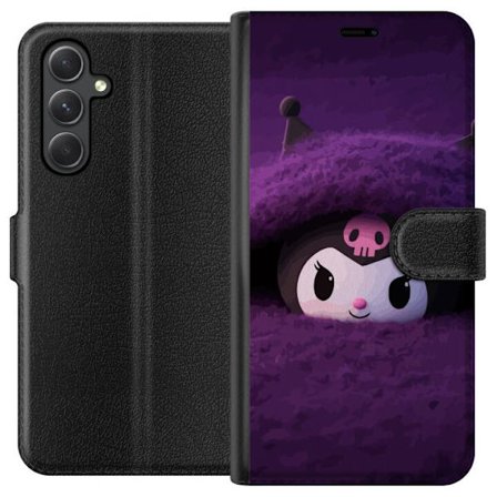Kompatibel Tegnebogsetui til Samsung Galaxy A25 Kuromi i et lilla luftigt miljø med en mystisk kawaii-design.