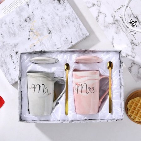 Mr. og Mrs. Koppsett - 400 ml Keramiske Marmor Bryllupskopper - Inkluderer Luksus Gaveeske og Gratulasjonskort - Svart og Hvit Dual-Body - 2 Deler