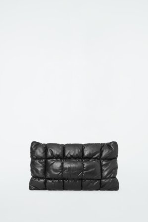 COS Frauen Gesteppte Pillow Clutch Leder in Schwarz