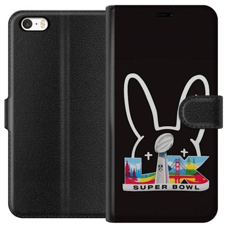 Kompatibel Tegnebogsetui til Apple iPhone 5 Bad Bunny portræt med åben skjorte, tatoveringer og krøllet hår i stilfuld modefotografering