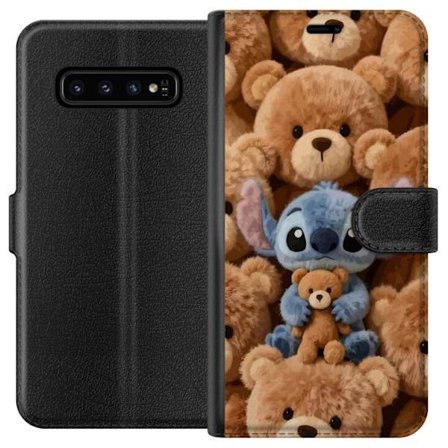 Kompatibel Tegnebogsetui til Samsung Galaxy S10 Stitch omgivet af brune teddybjørne med en lille teddybjørn i armene i en sød og hyggelig kawaii-desig