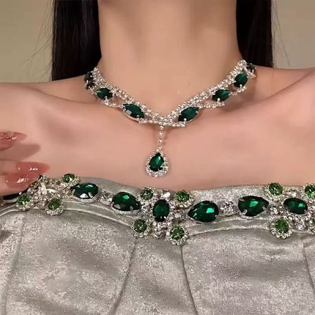 Halsband i tung industriell stil med gnistrande diamantvattenfall och tofsar, perfekt till aftonklänningen, kombinerat med ett modernt, utsökt och 