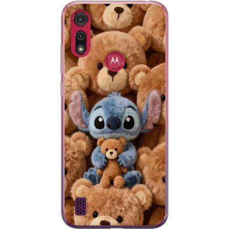 Kompatibel Mobilcover til Motorola Moto E6s (2020) Stitch omgivet af brune teddybjørne med en lille teddybjørn i armene i en sød og hyggelig kawaii-de