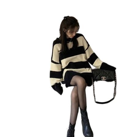 Naisten raidallinen pehmeä pitkähihainen pyöreäaukkoinen löysä neulepusero