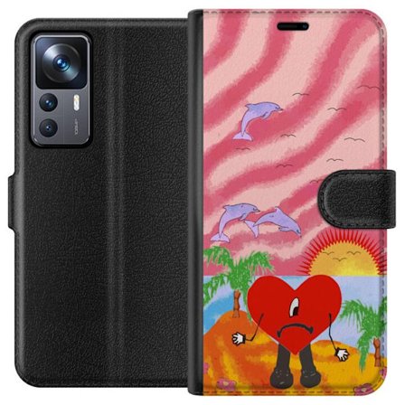 Kompatibelt Lommeboketui til Xiaomi 12T Bad Bunny i en fargerik quiltet jakke med hjertemønster og solbriller i moderne gatestil