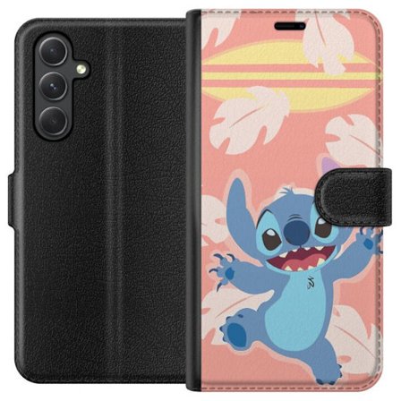 Kompatibel Tegnebogsetui til Samsung Galaxy A35 Glad illustration af Stitch der hopper foran lyserød baggrund med surfbræt