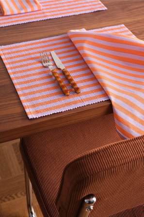 Jotex - Bordmatte Med 2-pakk Serviett Med 2-pakk Oransje/lilla - FRIDOLIN - Kjøp Bordbrikker hos Jotex