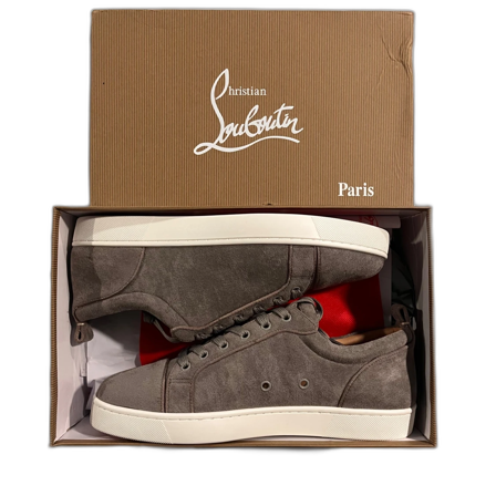 Grå mocka sneakers från Louboutin