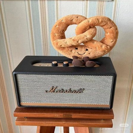 Jellycat Bartholomew mjukdjur, mjukt och bekvämt, perfekt för barn, Alla hjärtans dag-presenter, samlarobjekt, 23 cm formad som en kringla.