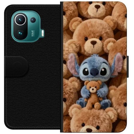 Kompatibel Tegnebogsetui til Xiaomi Mi 11 Pro Stitch omgivet af brune teddybjørne med en lille teddybjørn i armene i en sød og hyggelig kawaii-design