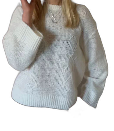 Vit stickad tröja med kabelmönster