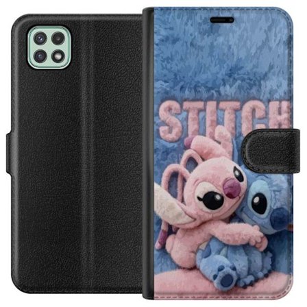 Kompatibelt Plånboksfodral till Samsung Samsung Galaxy A22 5G Söta fluffiga Stitch och Angel kramas på ett mjukt pälsigt underlag med pastellfärg