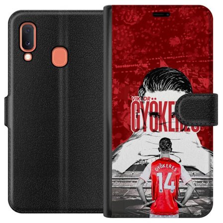 Yhteensopiva Lompakkokotelo Samsung Galaxy A20e Punainen dramaattinen kollaasikuva, jossa esiintyy Viktor Gyökeresin muotokuva ja pelaajia takaapäin a