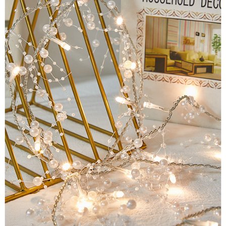 Innendørs juledekorasjon, julelys, hvite bær