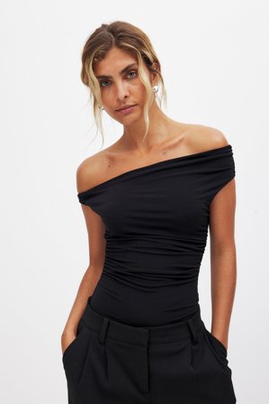 NA-KD Twist Off Shoulder Top - Rynkede toppe - Sort - XL (EU 46)