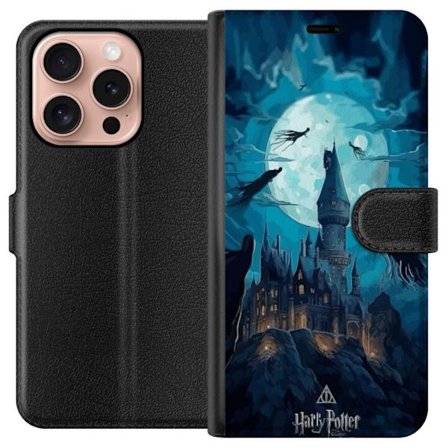 Yhteensopiva Lompakkokotelo Apple Apple iPhone 16 Pro Maaginen fantasiakuvaus, jossa linna kuunvalossa ja leijuvat olentot, pimeä satuilmapiiri noita