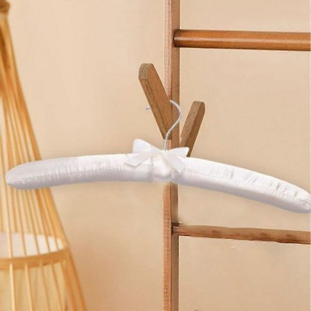 Pehmustetut henkarit herkille hääpuvuille, silkkiset henkarit pyörivällä kromikoukulla