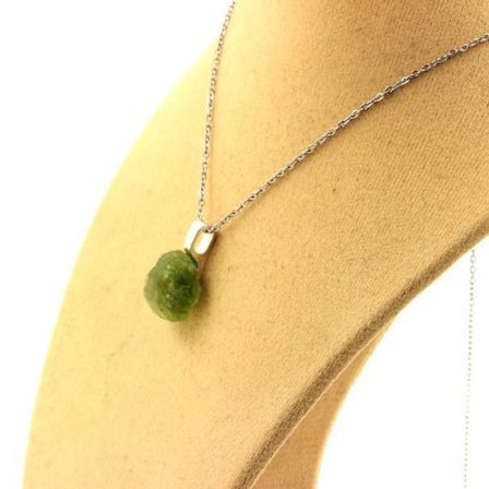 Stenar och mineraler. Rå Peridot halsband. 10,42 cent. Skardu-distriktet, Baltistan, Pakistan.