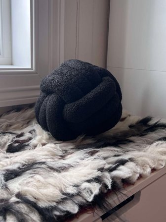 MT Studio Knutepute Sort 20x25