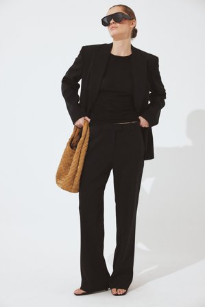 Laura Wittek x NA-KD Kostymbyxor med raka ben och mellanhög midja - Kontorsbyxor - Svart - EU 32