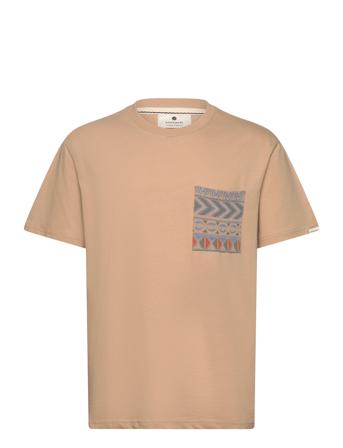 Akkikki S/S Jacquard Pocket Tee Tops T-Kortærmet Skjorte Cream Anerkjendt