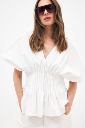NA-KD - Kortermet bluse med plisserte partier - Bluser - Hvit - EU 44