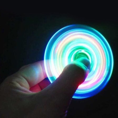 Lysande LED Ljus Spinner Hand Spinner Toppar Glöd I Mörkret Ljus Edc Figet Spiner (D) Multicolor 1st