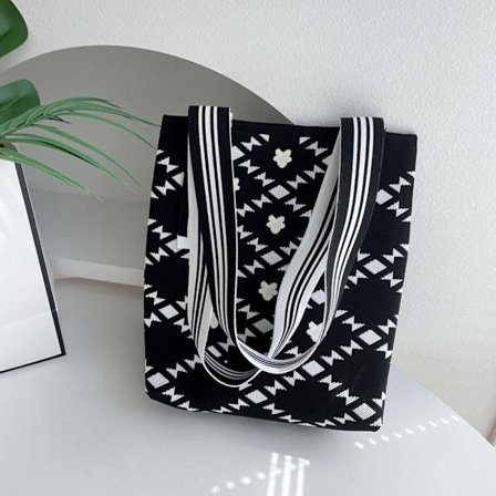 Stickad handväska Knot handledsväska SVART S