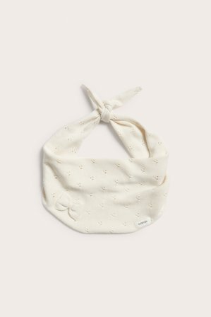 Newbie | Stickad scarf med rosett | Offwhite