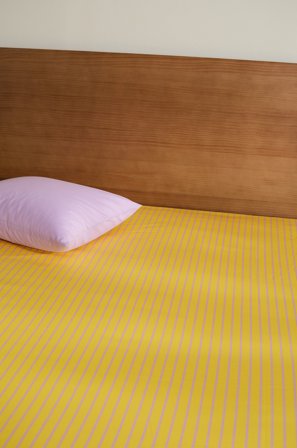 Jotex - Stretchlaken Økologisk Sitrongul/lilla - SIMA - Kjøp Dra-på-laken hos Jotex