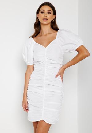 ONLY - Kirby SS Short Rouching Dress L - Vita klänningar - Dam - Bubbleroom