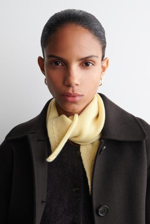 COS Frauen Merino Wool Triangle Scarf in Gelb