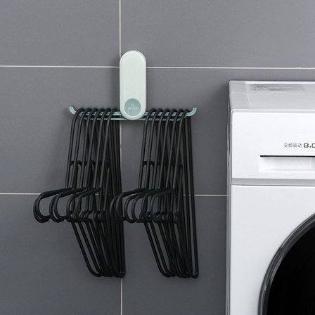 Monitoiminen kokoontaitettava seinälle kiinnitettävä vaateripustin KLB