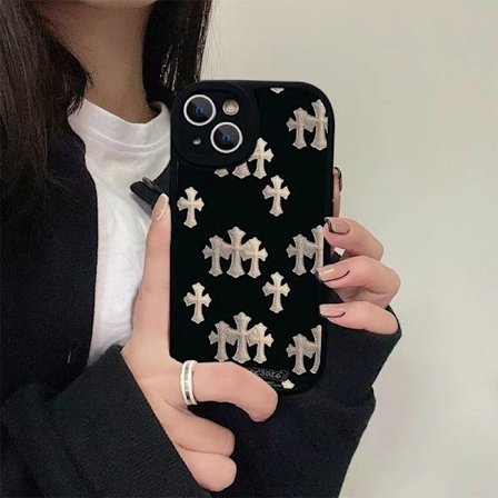 Etui til iPhone 13pro svart liten tykk jente lammeskinn svart bunn krom hjerte kors anti fall lam