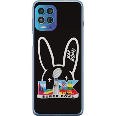 Kompatibel Mobilcover til Motorola Moto G100 Bad Bunny portræt med åben skjorte, tatoveringer og krøllet hår i stilfuld modefotografering