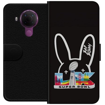 Kompatibel Tegnebogsetui til Nokia 5.4 Bad Bunny portræt med åben skjorte, tatoveringer og krøllet hår i stilfuld modefotografering