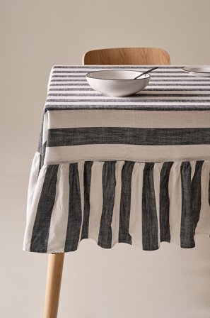 Jotex - Firkantet Duk Med Volang Svart/naturhvit - IRIS - Kjøp Duker hos Jotex