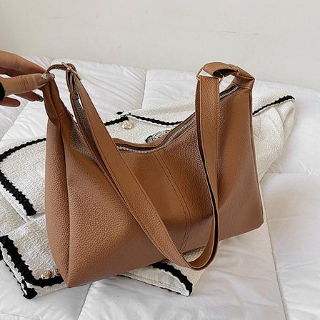 En enkel brun skulderbag for fritid, 40 cm bred, 28 cm høy