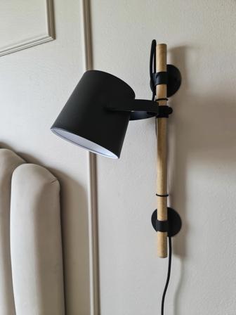 Aneta Lighting ESPRESSO vegglampe, svart/tre, metallskjerm, justerbar høyde