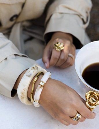 By Jolima Resin Bangle Large Black - Cream - ONE SIZE