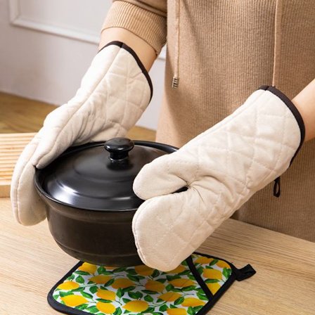 Ett par värmebeständiga ugnsvantar av bomull