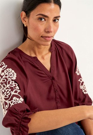 Cellbes of Sweden - Bluse med broderi i vinrød/lys beige for damer i størrelse 46/48