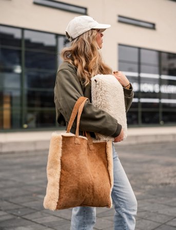 Shepherd Verona Väska Fårskinn - Beige - 35X40