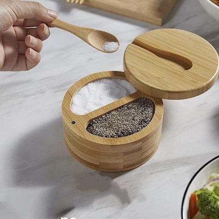 Bambus Salt- og Peberkværn Indbygget Ske Roterende Låg med Magnet Støvfri Saltkværn Krydderipotteholder Dobbelt Kapacitet 200 ml