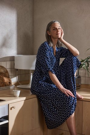 Cellbes of Sweden - Kjole med volanger i marineblå / prikkete for damer i størrelse 46/48